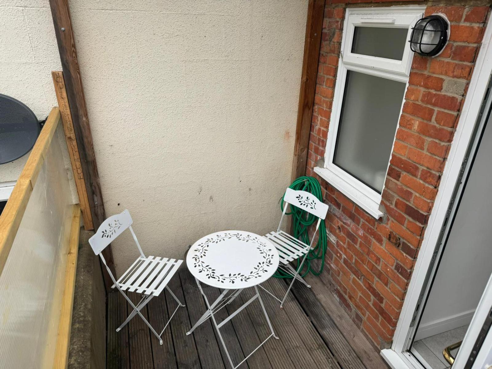 2 Bed Town Centre Nr Theatre Free Park Wi-Fi & Garden Apartment Aylesbury  Exterior photo